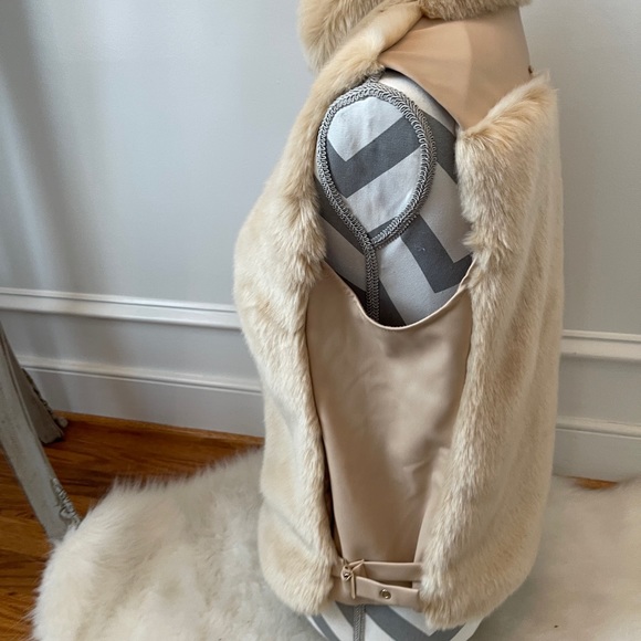 Guess Faux Fur Vest - Picture 4 of 8